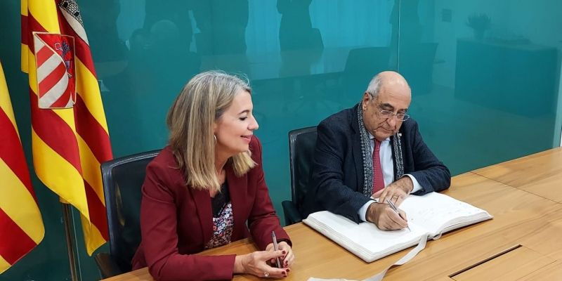 El conseller de Recerca i Universitats, Joaquim Nadal, signant el llibre d'honor de l'Ajuntament de Sant Cugat al costat de l'alcaldessa, Mireia Ingla. FOTO: TOT