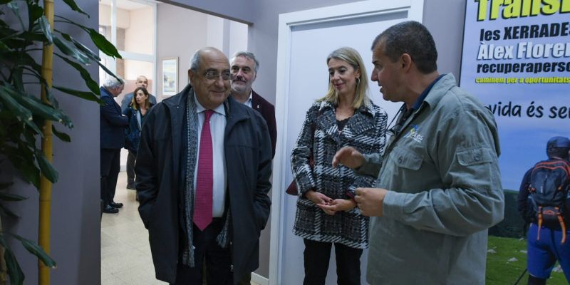 El conseller Joaquim Nadal (esquerra) durant la visita al centre Eines. FOTO: AJuntament