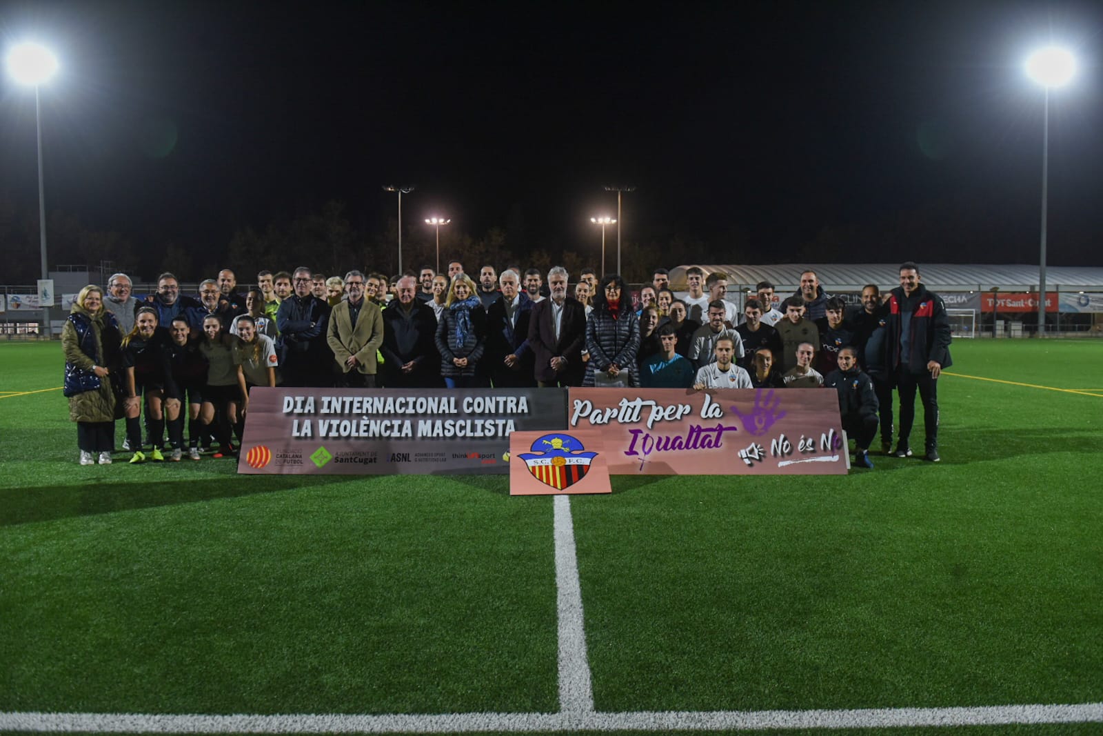 Foto de grup amb les autoritats al Partit Mixt per la Igualtat del Sant Cugat FC. FOTO: Ajuntament