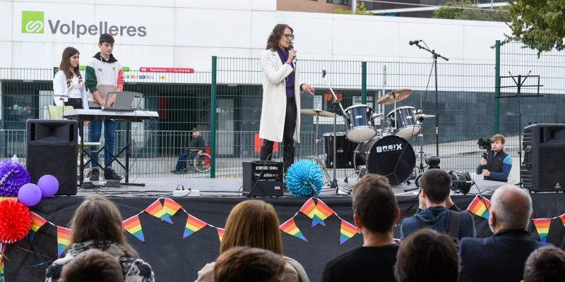 En l'acte d'inauguració del Punt Lila i el Punt Rainbow ha estat present la consellera d'Igualtat i Feminismes, Tània Verge. FOTO: Ajuntament