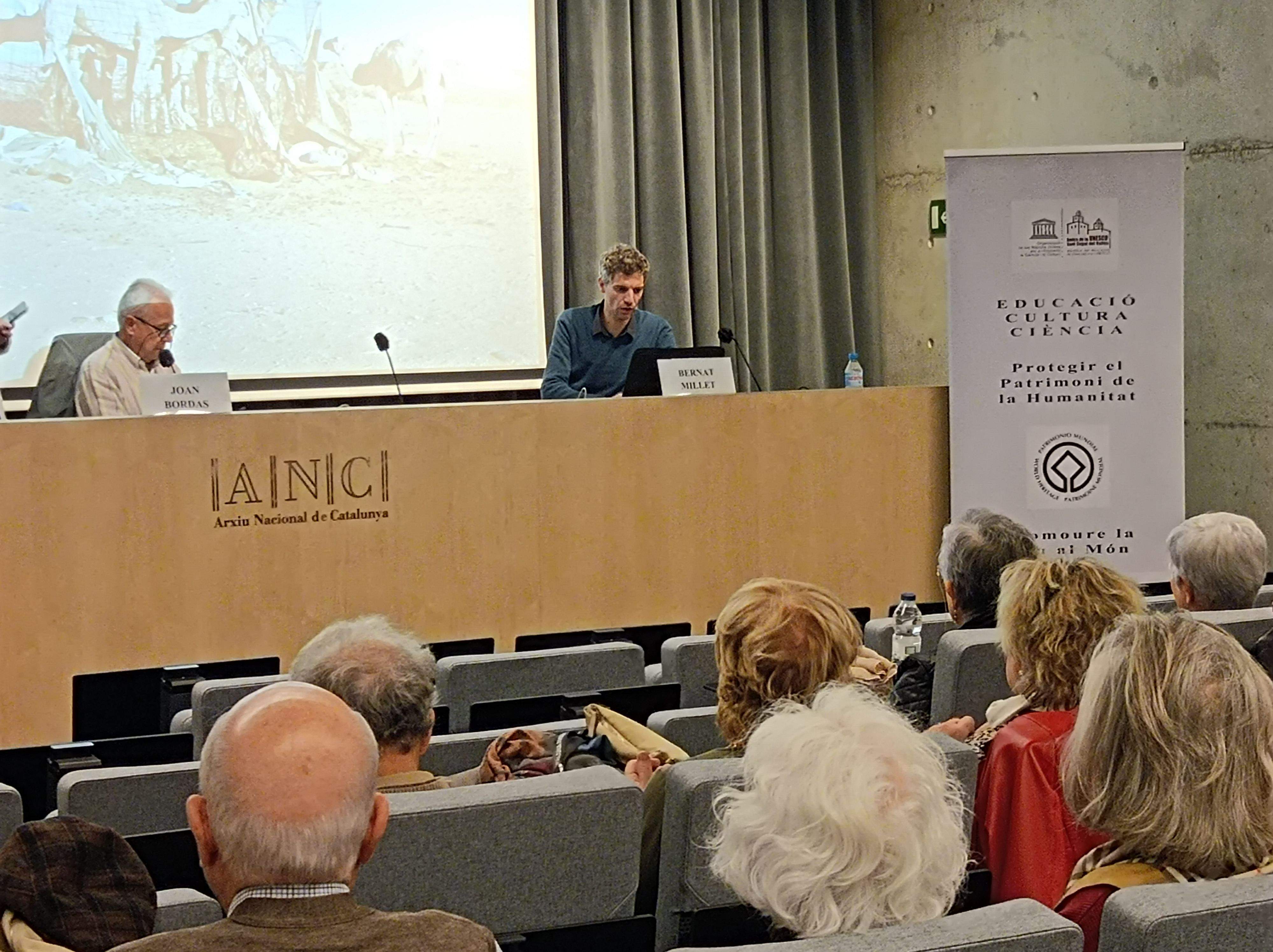 Bernat Millet, fotògraf, en la xerrada 'Bitter, sweet, soft' dels Amics de la UNESCO. FOTO: Cedida