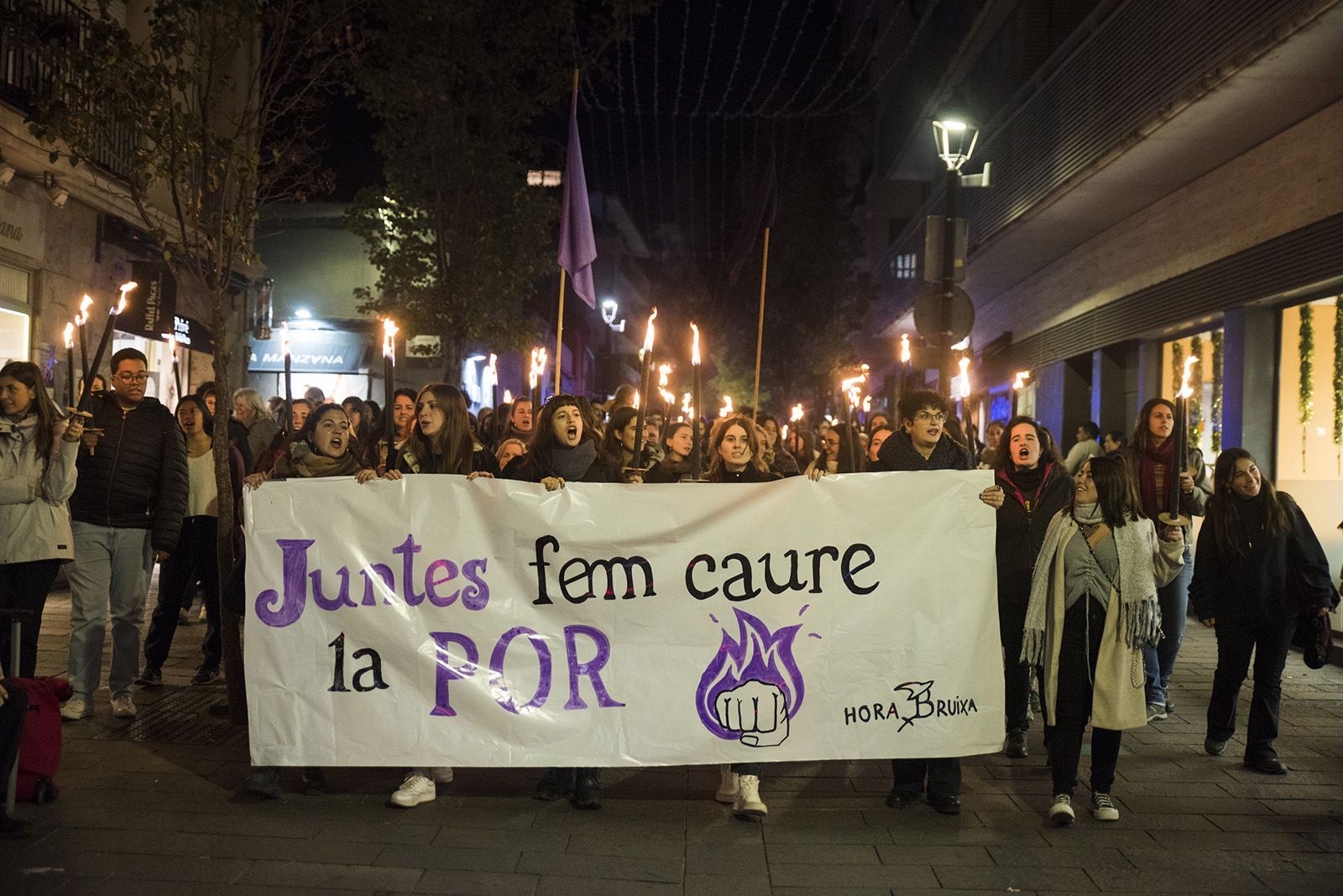 Capçalera de la manifestació durant una manifestació feminista del 25N a Sant Cugat l'any 2022. FOTO: Bernat Millet