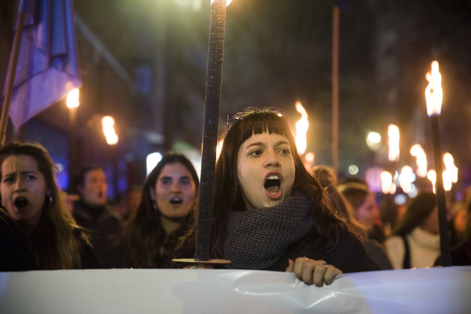 Manifestants pronunciant càntics reivindicatius durant una manifestació feminista del 25N a Sant Cugat. FOTO: Bernat Millet