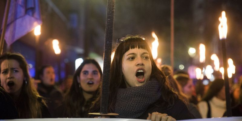 Manifestants pronunciant càntics reivindicatius durant la manifestació feminista del 25N a Sant Cugat. FOTO: Bernat Millet