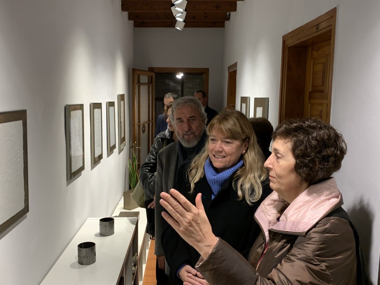 La consellera Natàlia Garriga en la Canals Galeria d'Art. FOTO: TOT Sant Cugat
