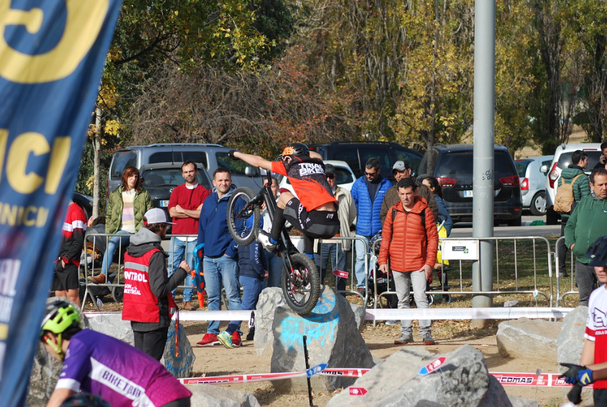 Una 90a de ciclistes van participar en la darrera prova de l'Open Bike Trial de Catalunya, que es va celebrar a Sant Cugat. FOTO: Jordi Casablanca
