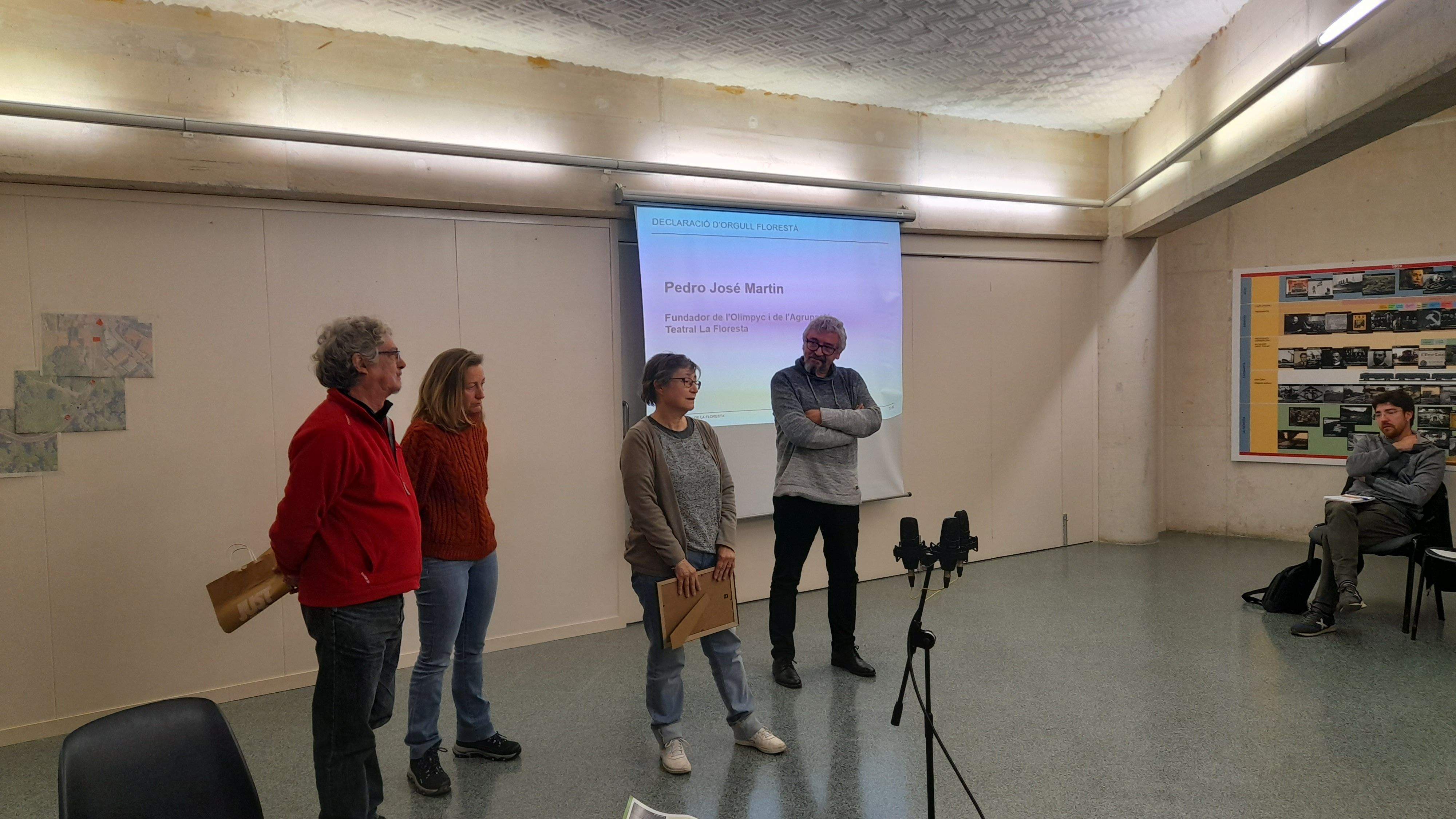 La filla de Pedro José Martin recull el reconeixement del Consell de Barri de La Floresta al seu pare. FOTO: Cristina Cabasés