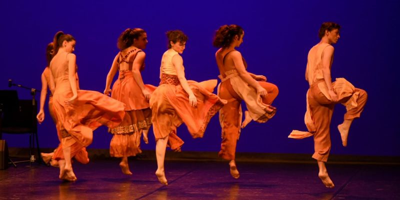 Cos de dansa de l'Esbart Sant Cugat a la presentació la programació del Teatre-Auditori de Sant Cugat. FOTO: Ajuntament 