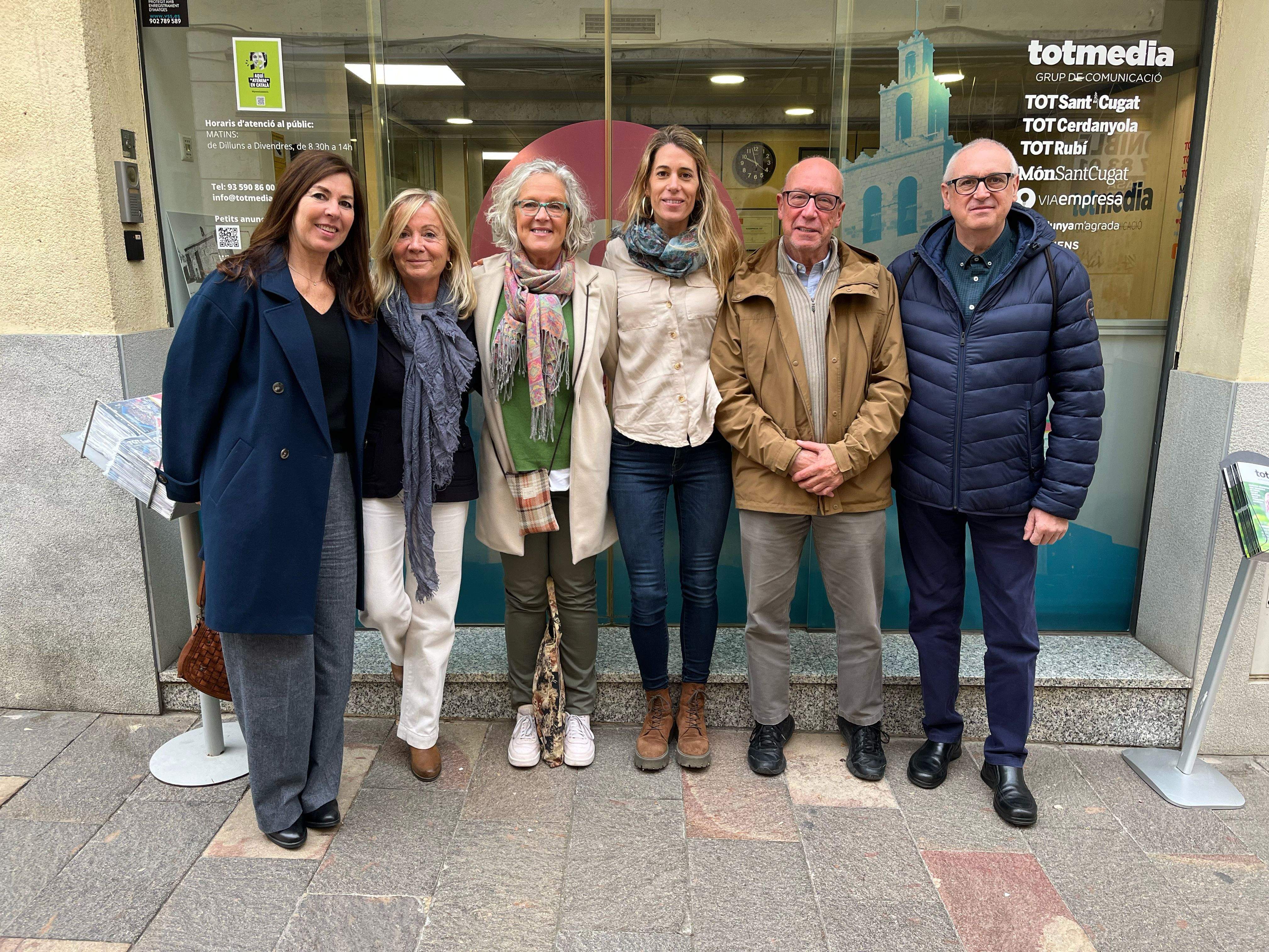 Juliet Ochoa, presidenta del Cor, i Laura Grau, directora del TOT, entre d'altres representants. FOTO: Toni Garcia