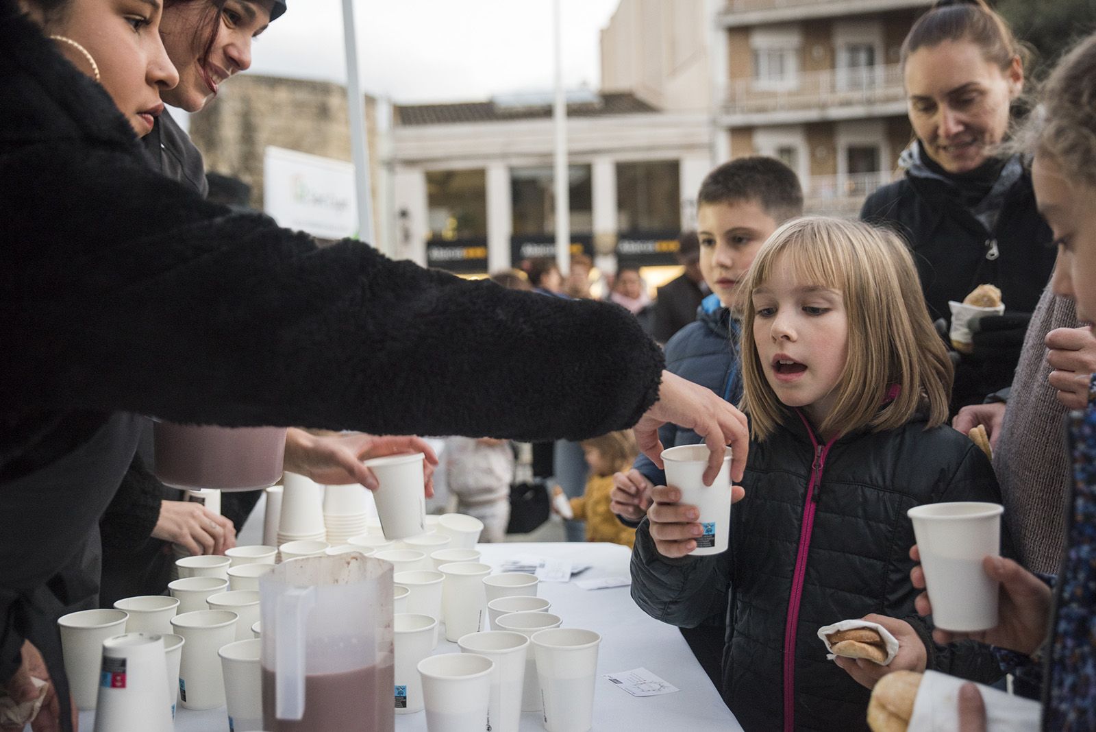 Xocolatada abans de l'encesa de llums de Nadal a Sant Cugat 2022. FOTO: Bernat Millet.