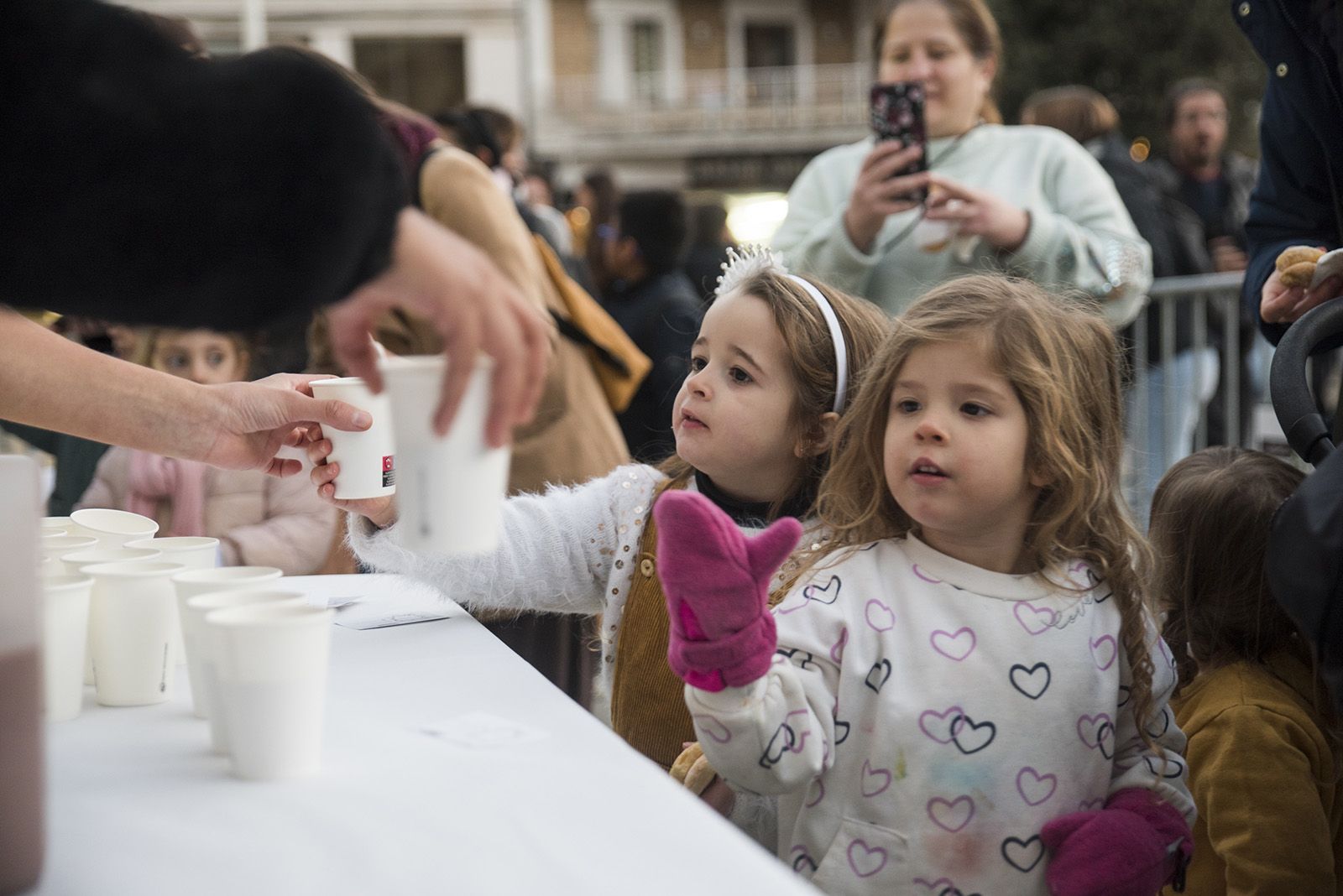 Xocolatada abans de l'encesa de llums de Nadal a Sant Cugat 2022. FOTO: Bernat Millet.