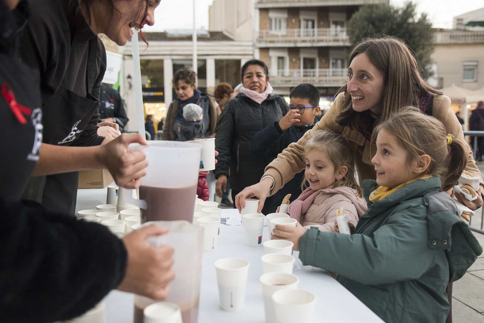 Xocolatada abans de l'encesa de llums de Nadal a Sant Cugat 2022. FOTO: Bernat Millet.