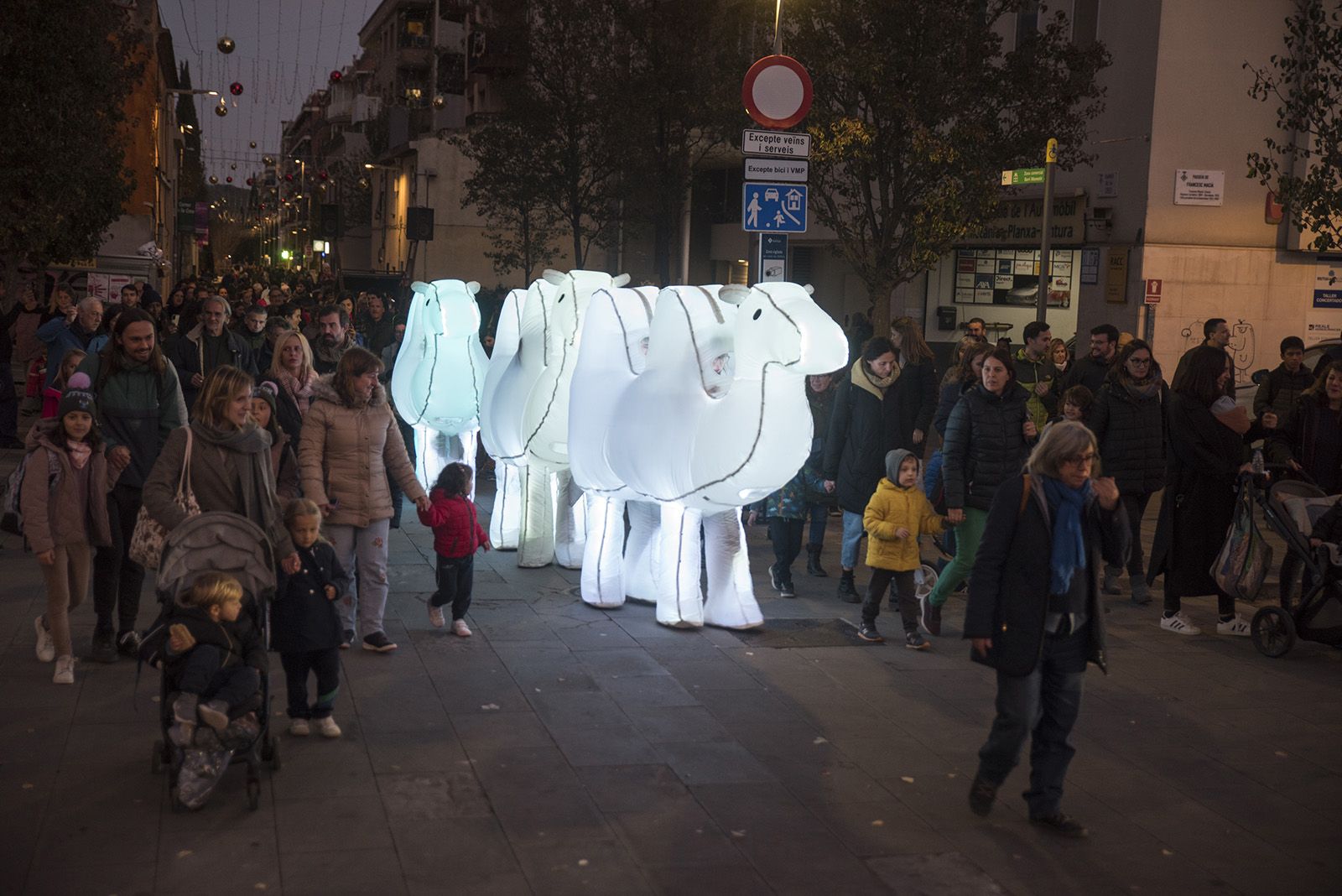 Cercavila de l'encesa de llums de Nadal a Sant Cugat 2022. FOTO: Bernat Millet.