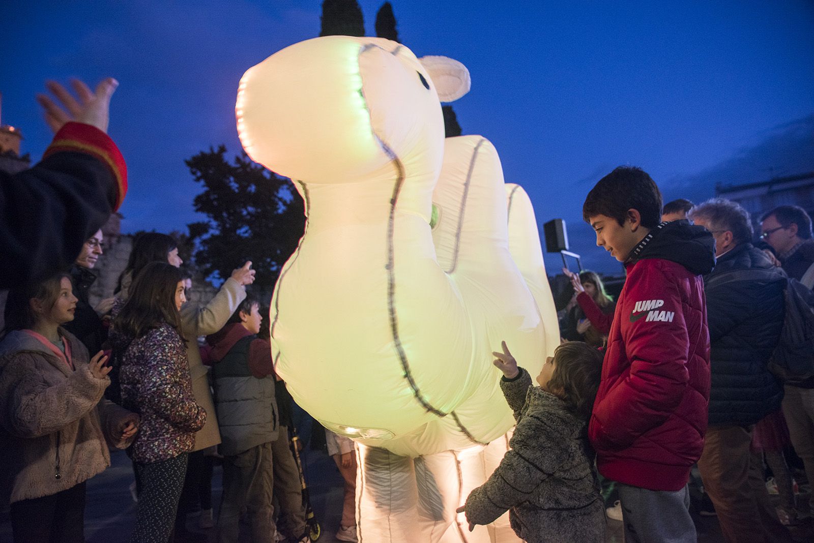 Cercavila de l'encesa de llums de Nadal a Sant Cugat 2022. FOTO: Bernat Millet.
