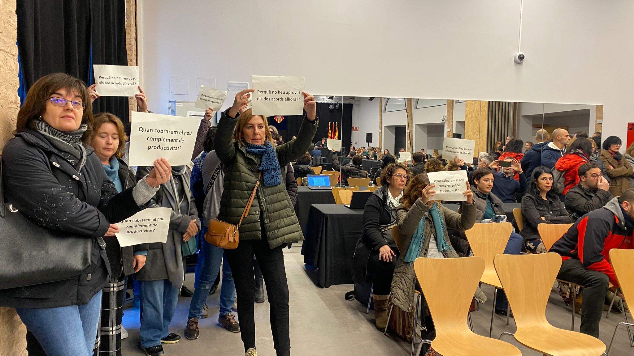 Treballadors municipals s'han concentrat durant el ple municipal FOTO: Cedida