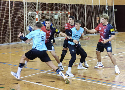 Acció defensiva de Guillem Pallarès, Sergi Laliga i Jan Rof en la victòria de l'Handbol Sant Cugat. FOTO: CH Sant Cugat