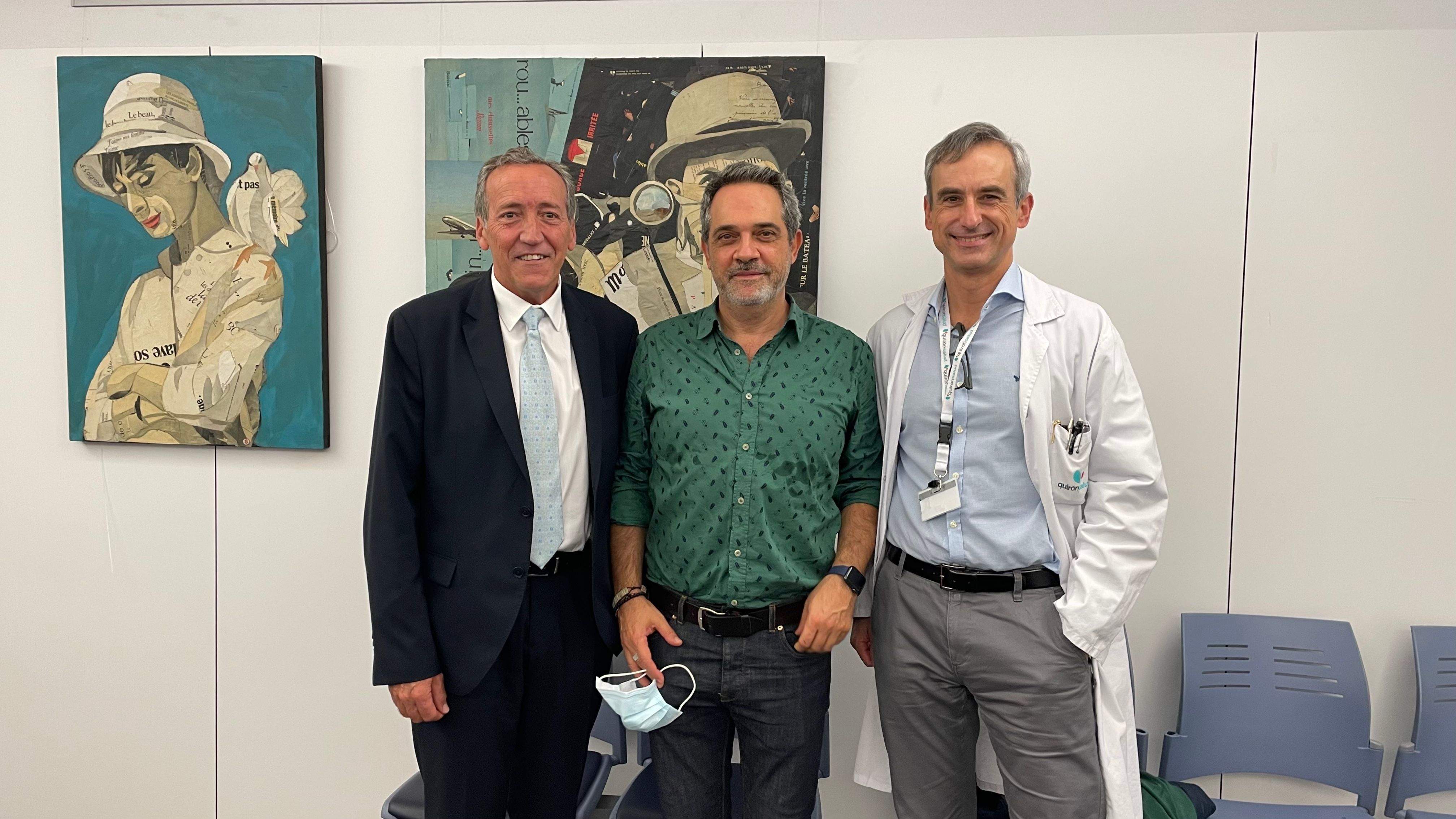 Al mig Pedro Villegas a l'exposició de la galeria d'art de l'Hospital Universitari General de Catalunya. FOTO: Cedida