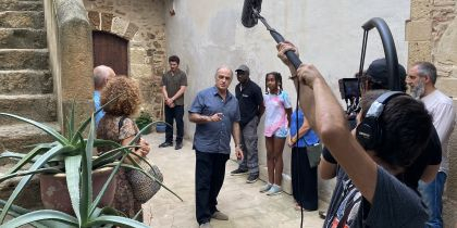 Els actors Francesc Orella i Miquel Sitjar en una escena de Teoria dels cossos filmada a la Torre Negra (director: JR Armadàs, 2022) 