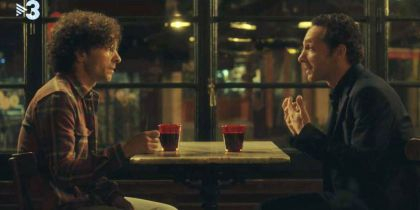 Pablo Derqui al desaparegut Bar Catalunya a la sèrie de TV3 Si no t’hagués conegut (director: Kiko Ruiz, 2018).