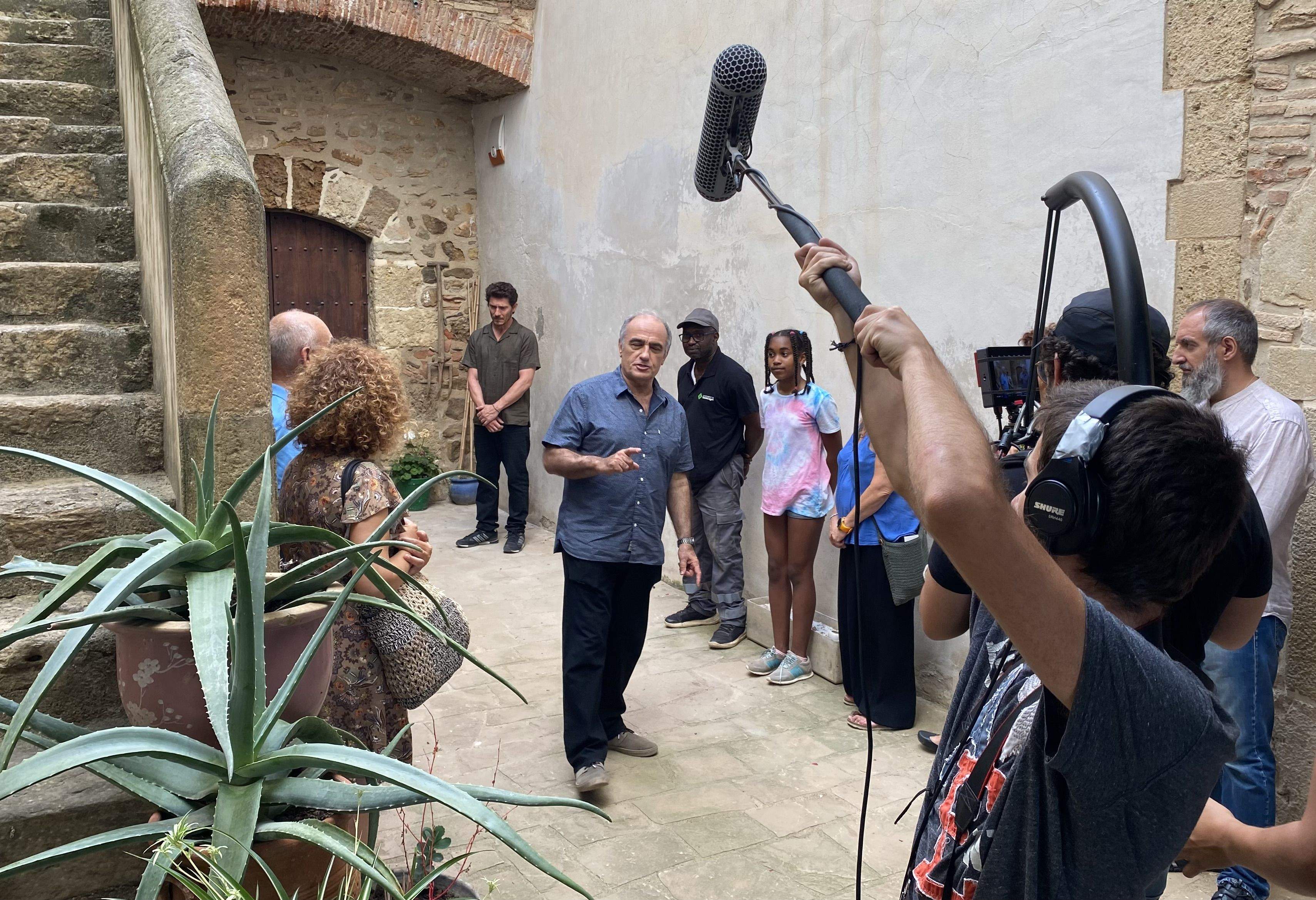 Els actors Francesc Orella i Miquel Sitjar en una escena de 'Teoria dels cossos' filmada a la Torre Negra (director: JR Armadàs, 2022)