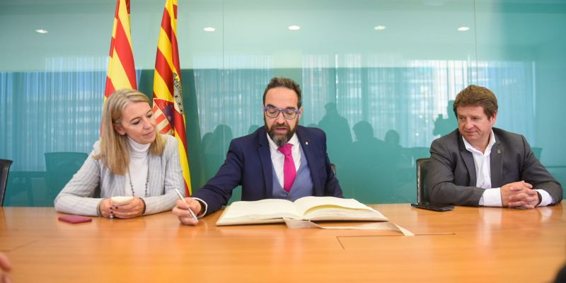 El conseller de Territori, Juli Fernàndez, juntament amb l'alcaldessa Mireia Ingla (ERC Sant Cugat) i el primer tinent d'alcaldia Pere Soler (PSC Sant Cugat), ha signat el Llibre d'Honor de l'Ajuntament. FOTO: Ajuntament