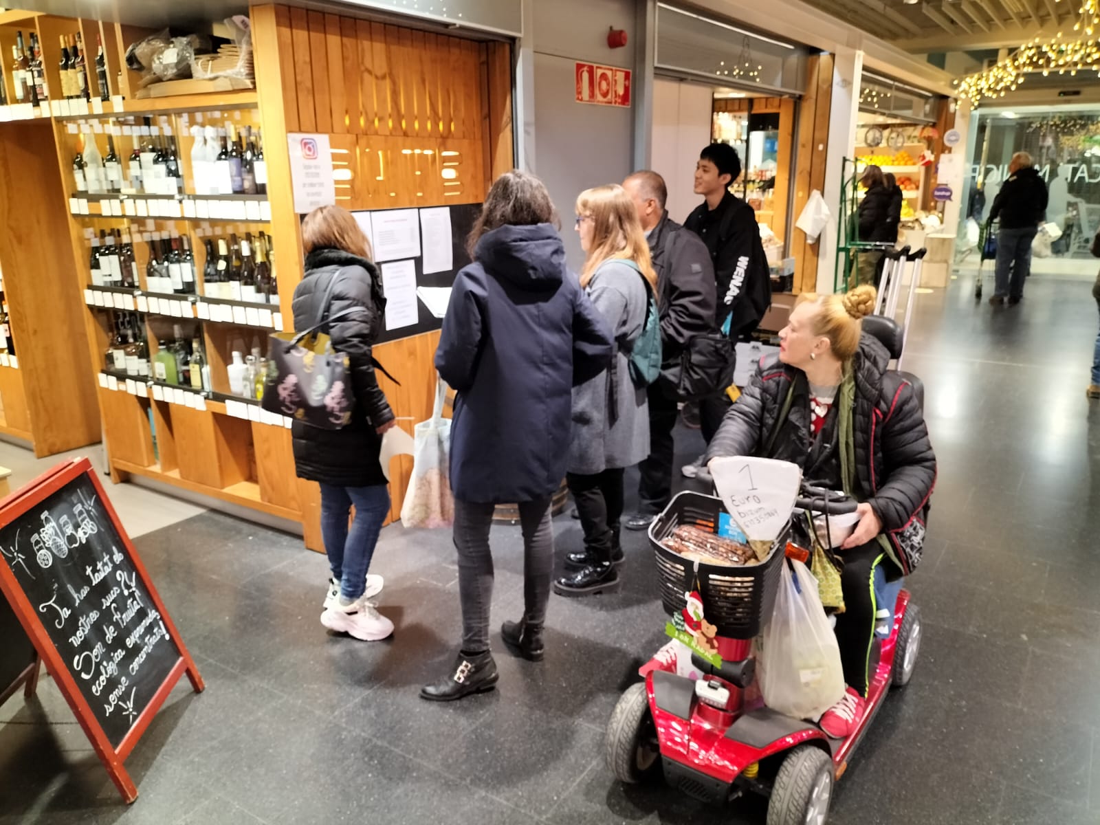 Un grup de persones fent un dels enigmes de 'Cançons que es mengen' al Mira-sol Centre FOTO: Cedida 