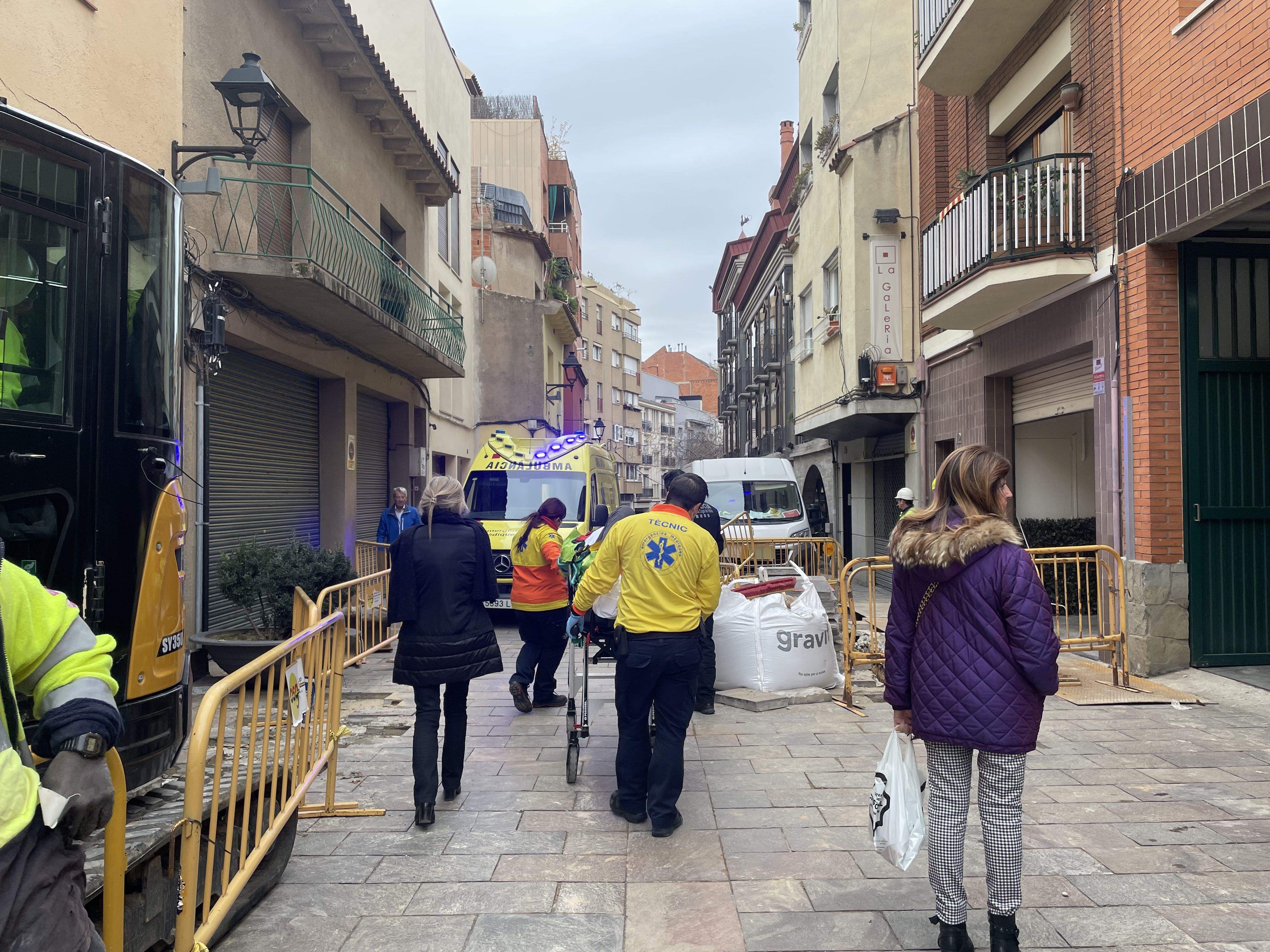 L'home ha estat traslladat amb ambulància a l'Hospital General de Catalunya FOTO: À. Guinó 