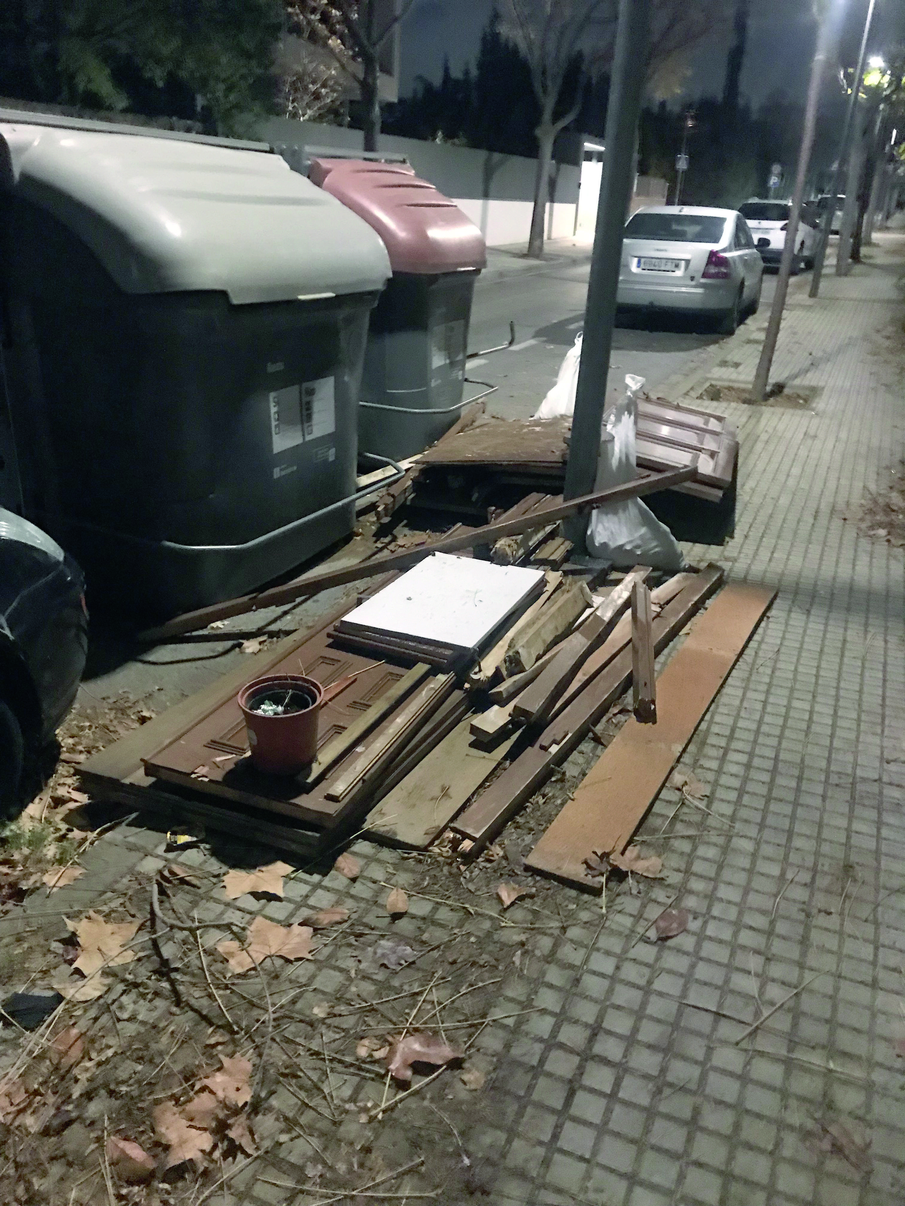 Impossible dipositar les deixalles. FOTO: Juan Carlos Martínez