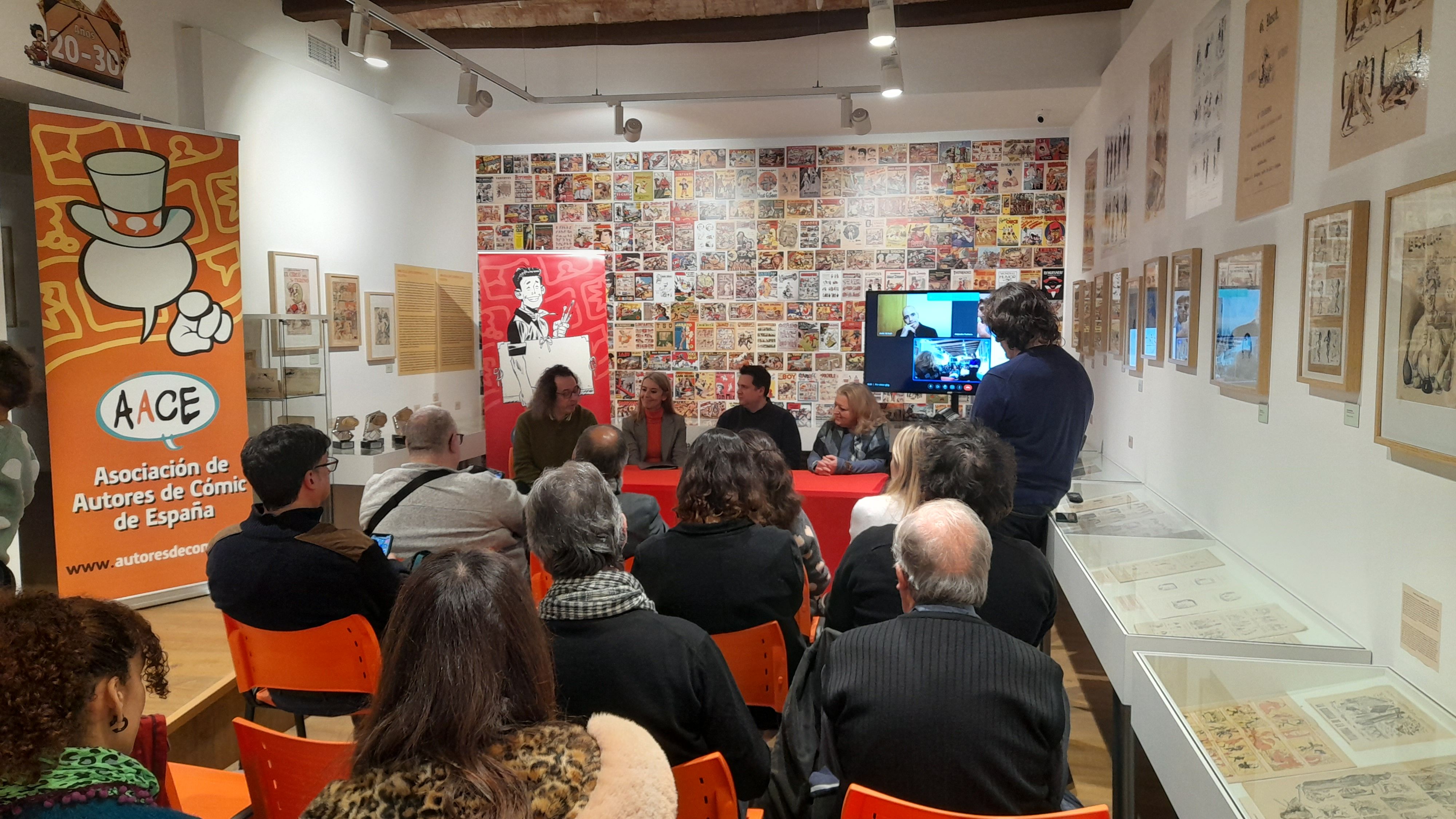 Premis AACE 2019-2020 (amb  un representant d'Unicómic, Mireia Ingla, Sergi P. Monte, Marika Vila i Javier de Isusi a la pantalla). FOTO: Cristina Cabasés