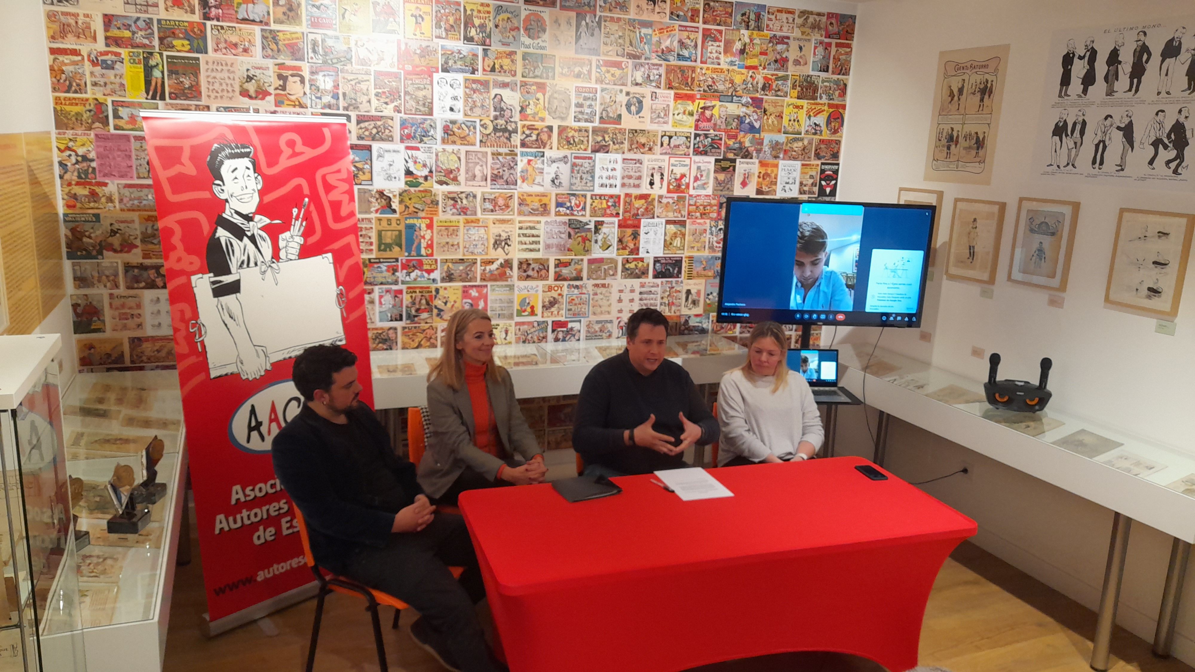 Premis AACE 2020-2021, amb Miki Montlló, Mireia Ingla, Sergi P. Monte, una representant del Museu del Còmic i el fill de Carlos Pacheco (a la pantalla). FOTO: Cristina Cabasés