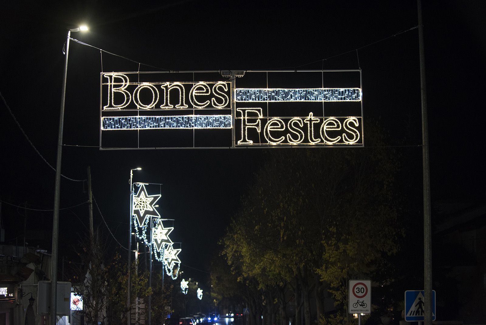 Llums de Nadal al barri de Valldoreix. FOTO: Bernat Millet.
