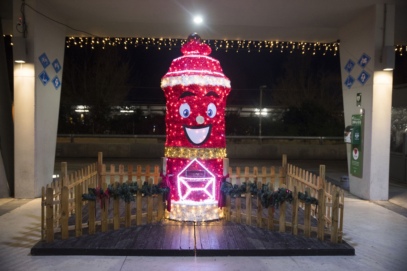 Llums de Nadal al barri de Mira sol. FOTO: Bernat Millet.