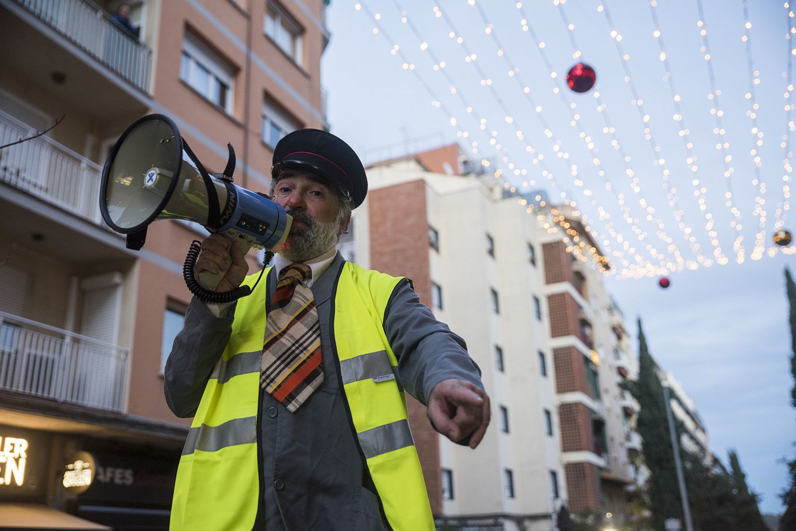 Personatges itinerants de Nadal a l'Avinguda Cerdanyola. FOTO: Bernat Millet.