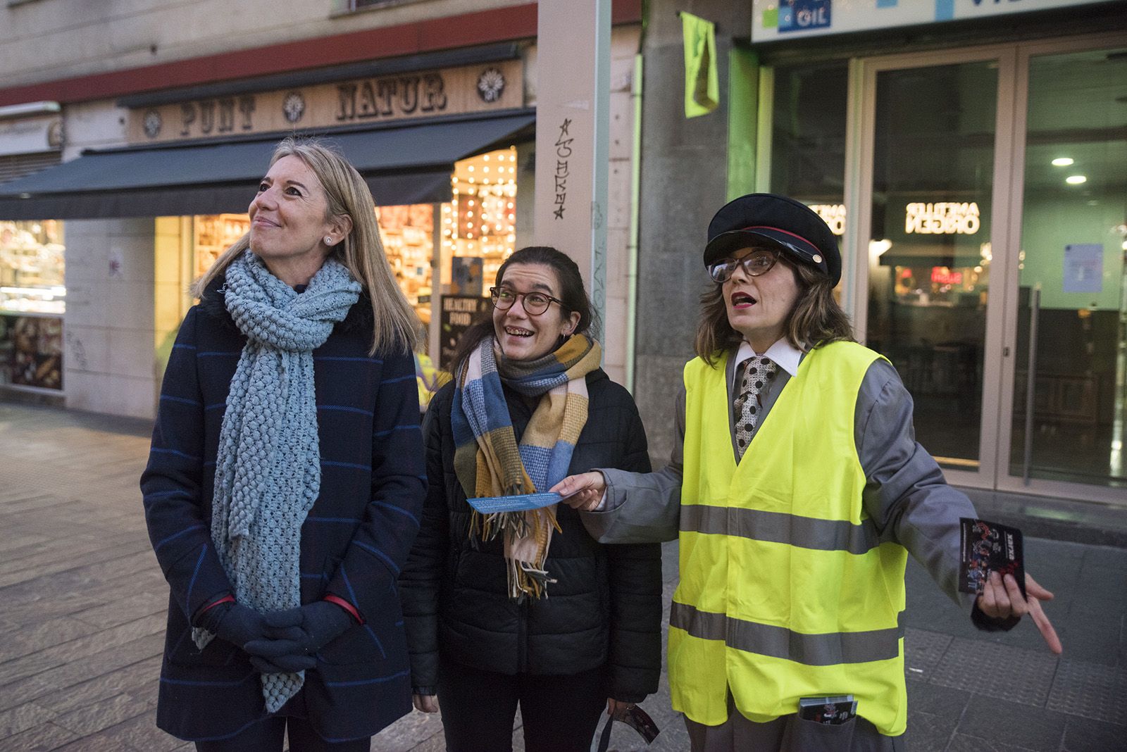 Personatges itinerants de Nadal a l'Avinguda Cerdanyola. FOTO: Bernat Millet.