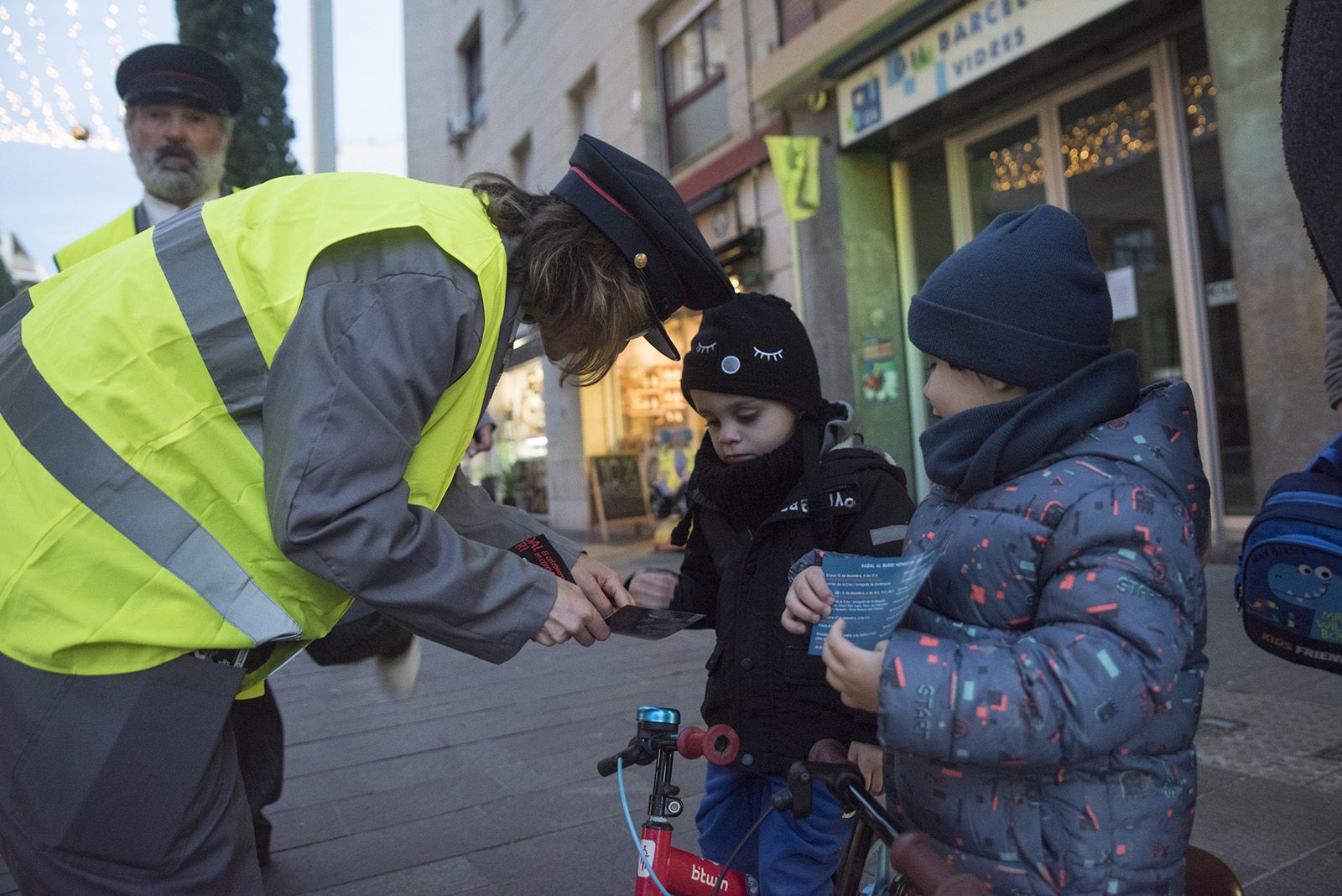 Personatges itinerants de Nadal a l'Avinguda Cerdanyola. FOTO: Bernat Millet.