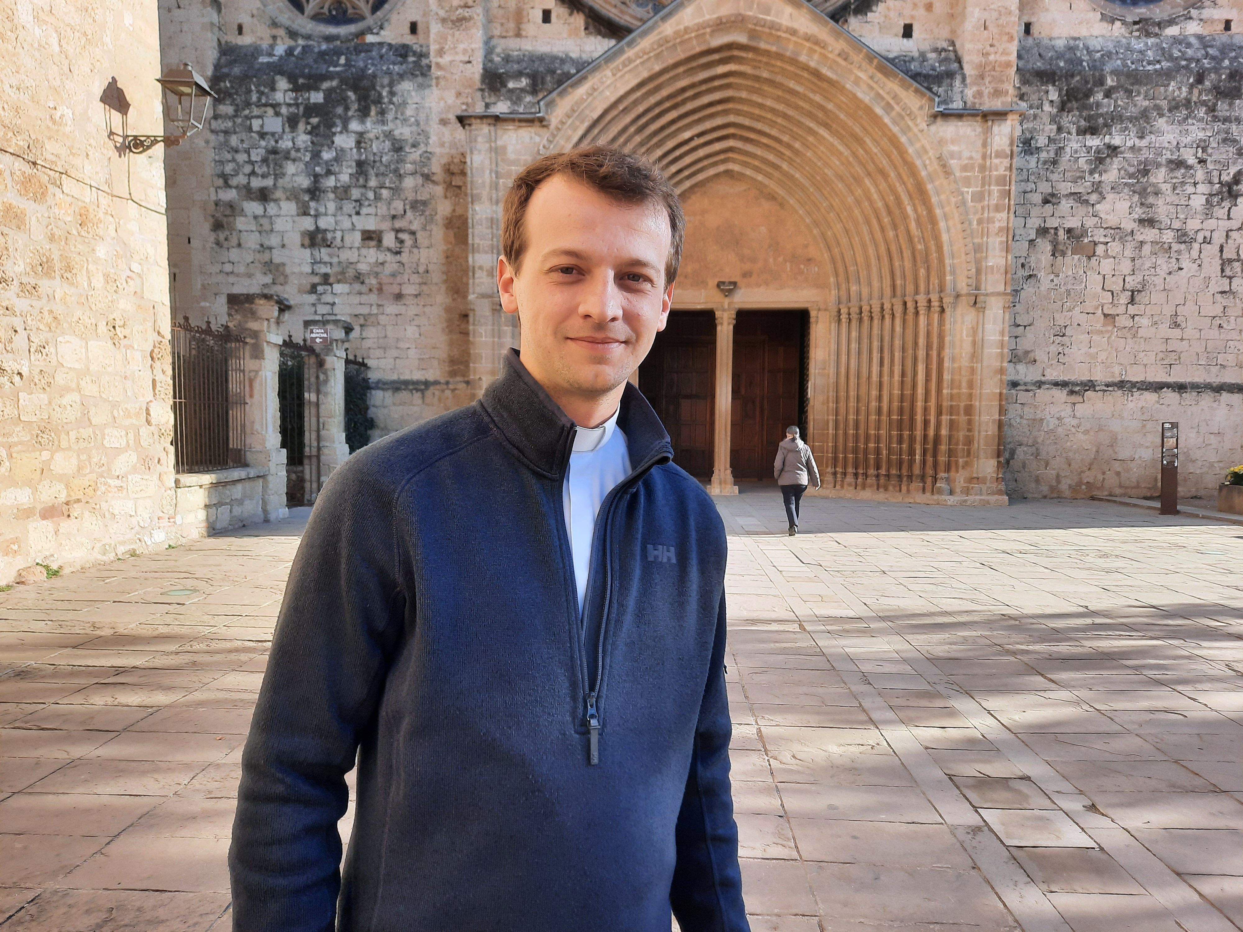 El mossèn Àlex Serra, responsable del Grup de Joves de la Parròquia de Sant Cugat FOTO: TOT