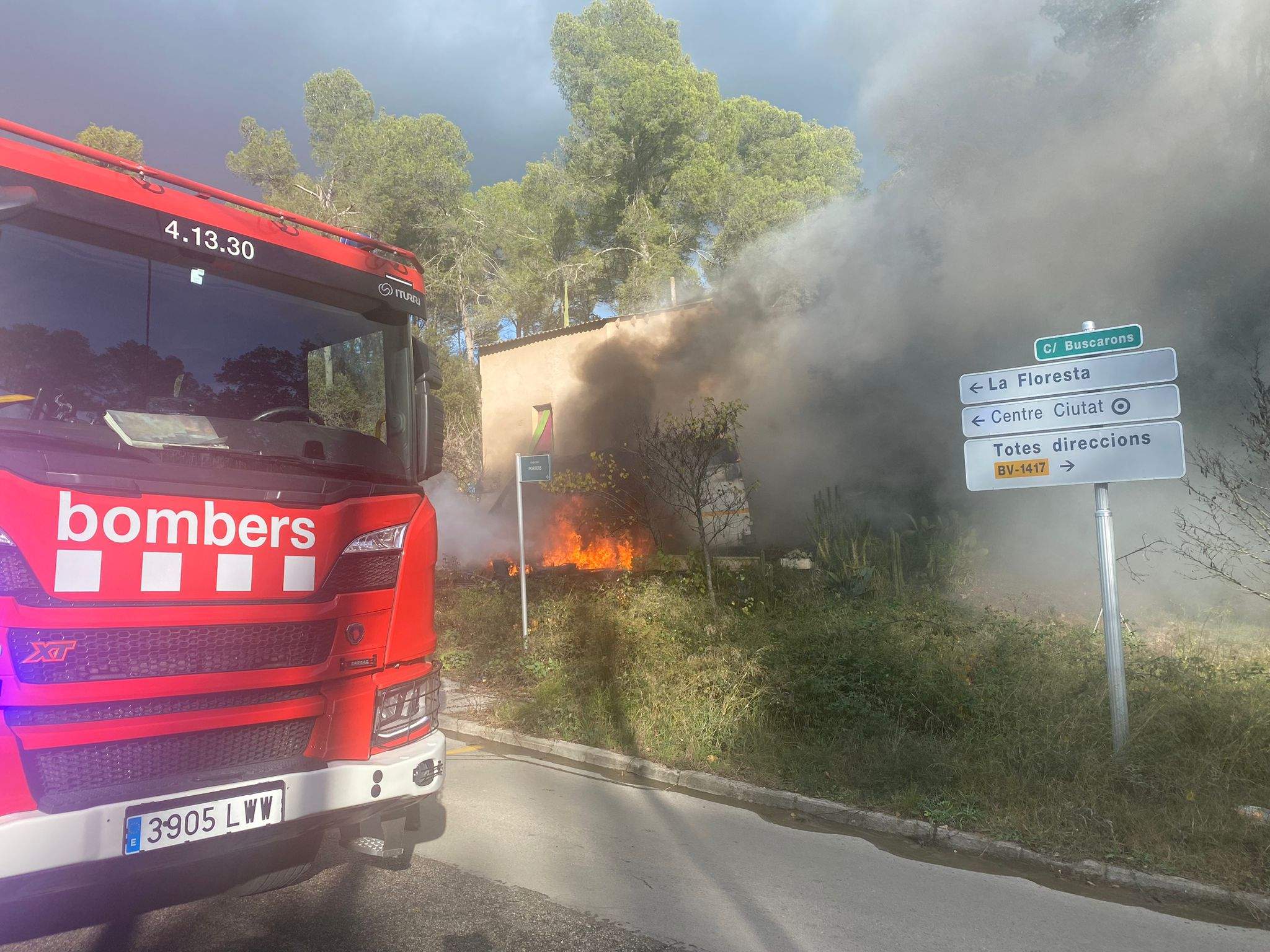 Una furgoneta cala foc a La Floresta. FOTO: Cedida