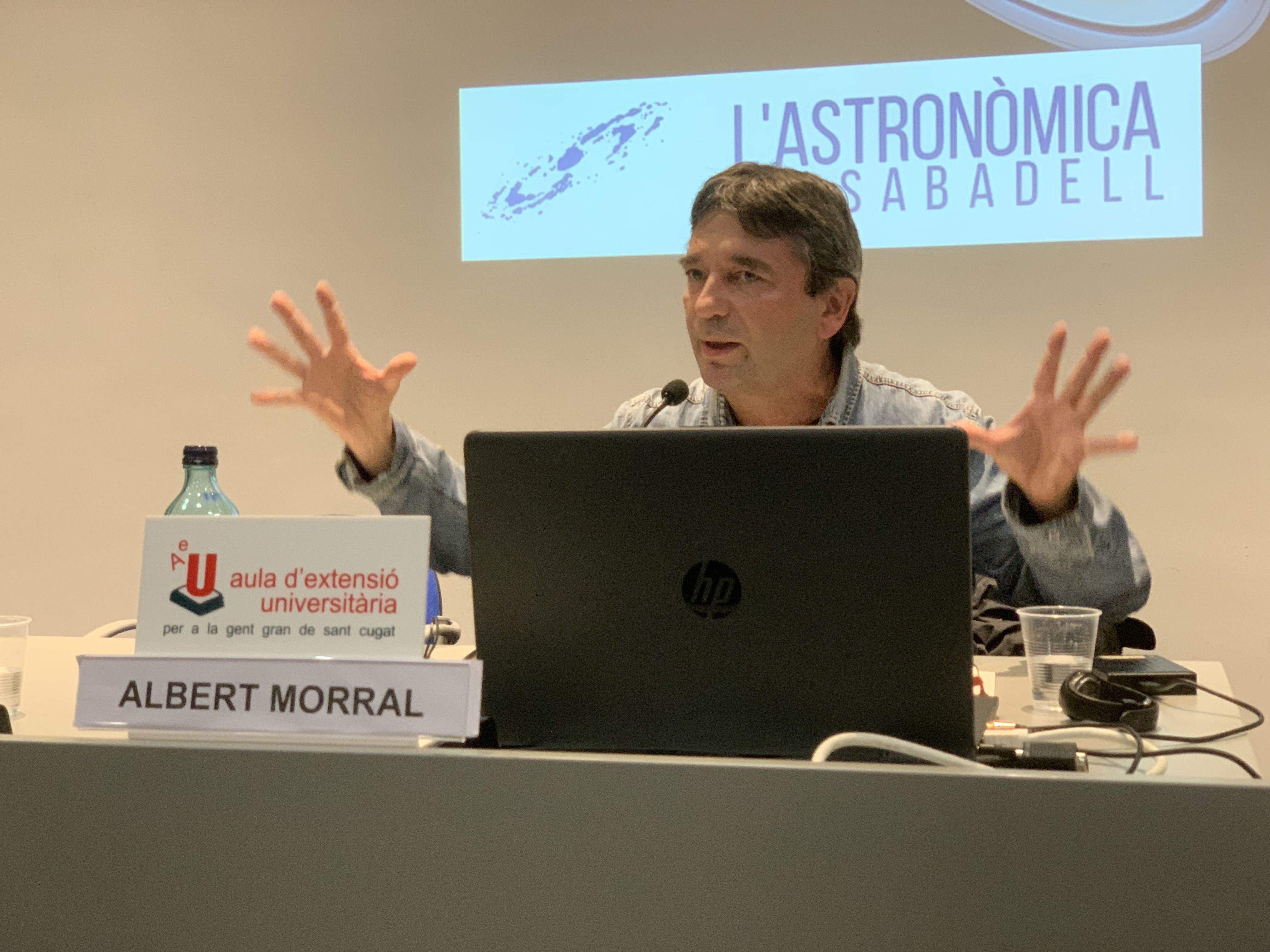 Albert Morral en una conferència sobre l'Univers de l'Aula d'Extensió Universitària per a la Gent Gran de Sant Cugat. FOTO: Cedida