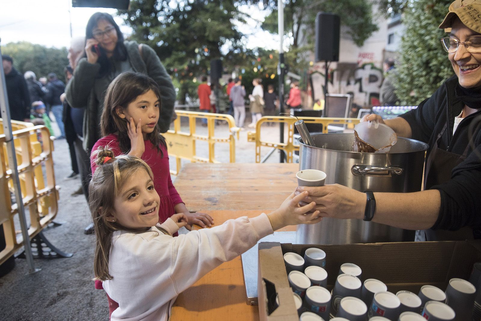 Xocolatada per l'encesa de l'arbre de Nadal de Valldoreix. FOTO: Bernat Millet.