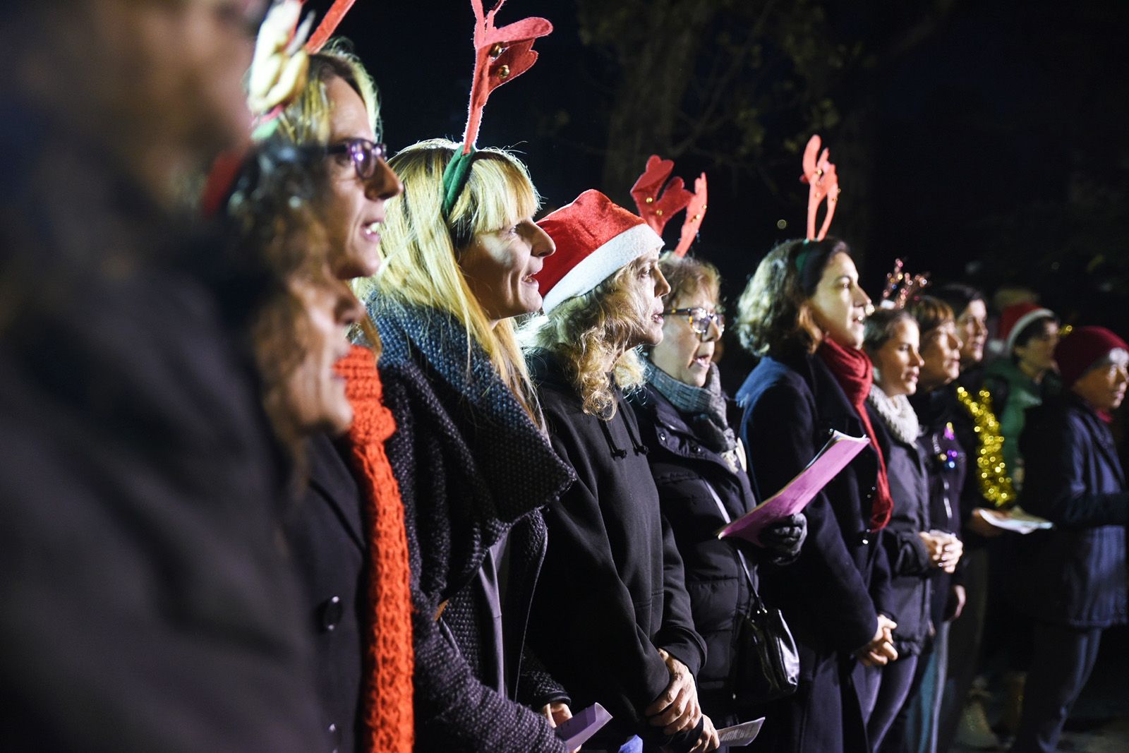 Cantada de nadales durant l'encesa de l'arbre de Nadal de Valldoreix. FOTO: Bernat Millet.