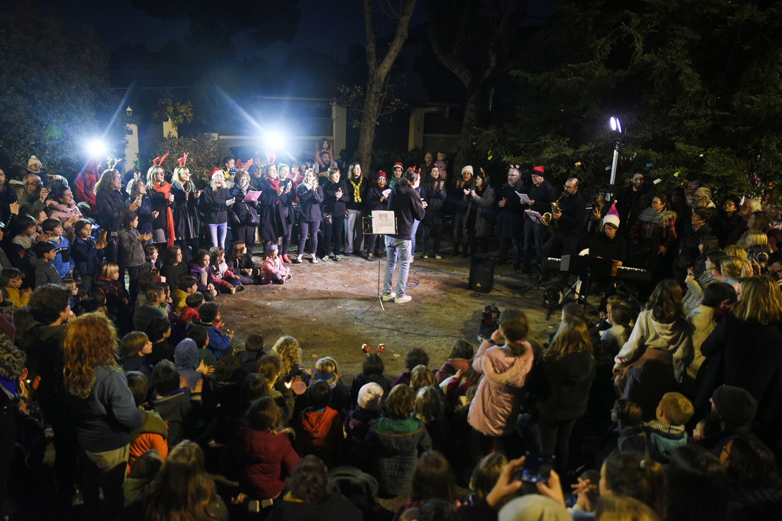 Cantada de nadales durant l'encesa de l'arbre de Nadal de Valldoreix. FOTO: Bernat Millet.
