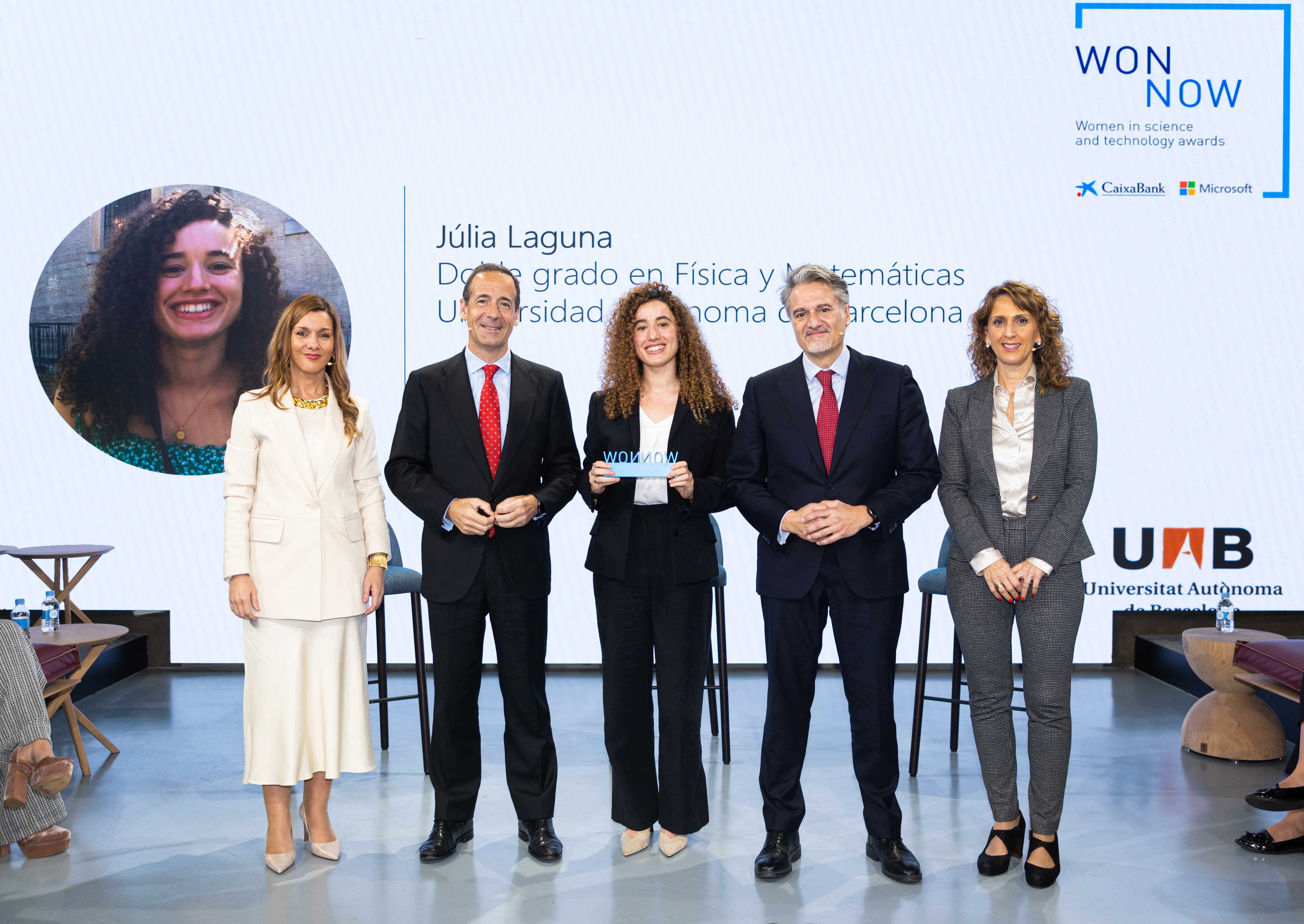 La valldoreixenca, Júlia Laguna, al centre amb el guardó WONNOW de CaixaBank i Microsoft. FOTO: Cedida