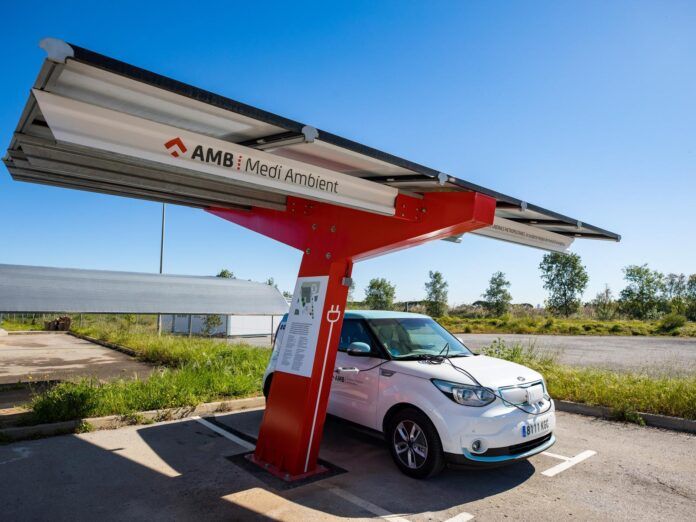 Les fotolineres recarreguen els vehicles elèctrics a través d'energia fotovoltaica. FOTO: Cedida