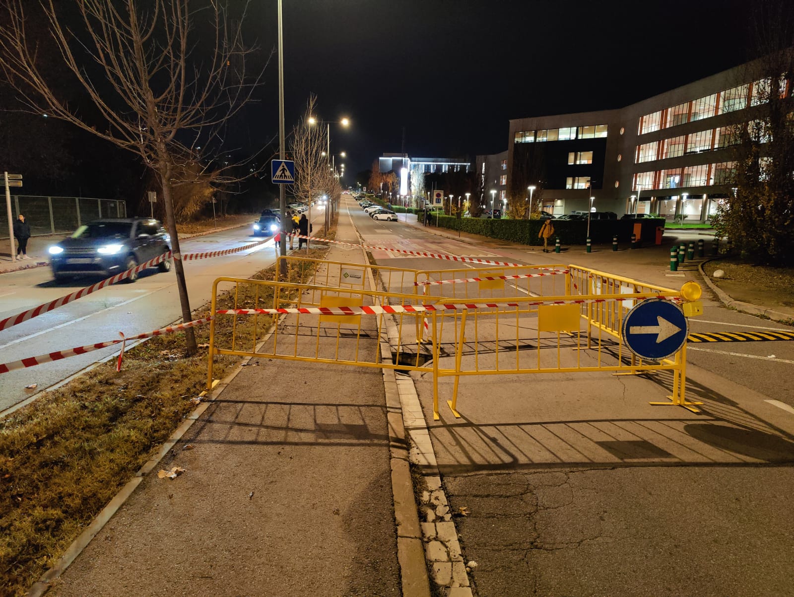 El forat fa uns dos metres per dos metres FOTO: Bernat Millet