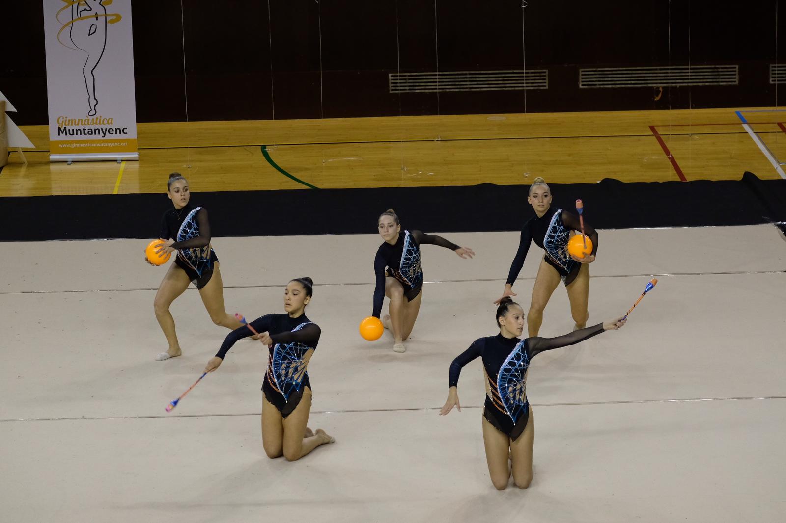 La secció de gimnàstica rítmica del Club Muntanyenc Sant Cugat ha celebrat el seu tradicional Festival de Nadal. FOTO: Ale Gómez