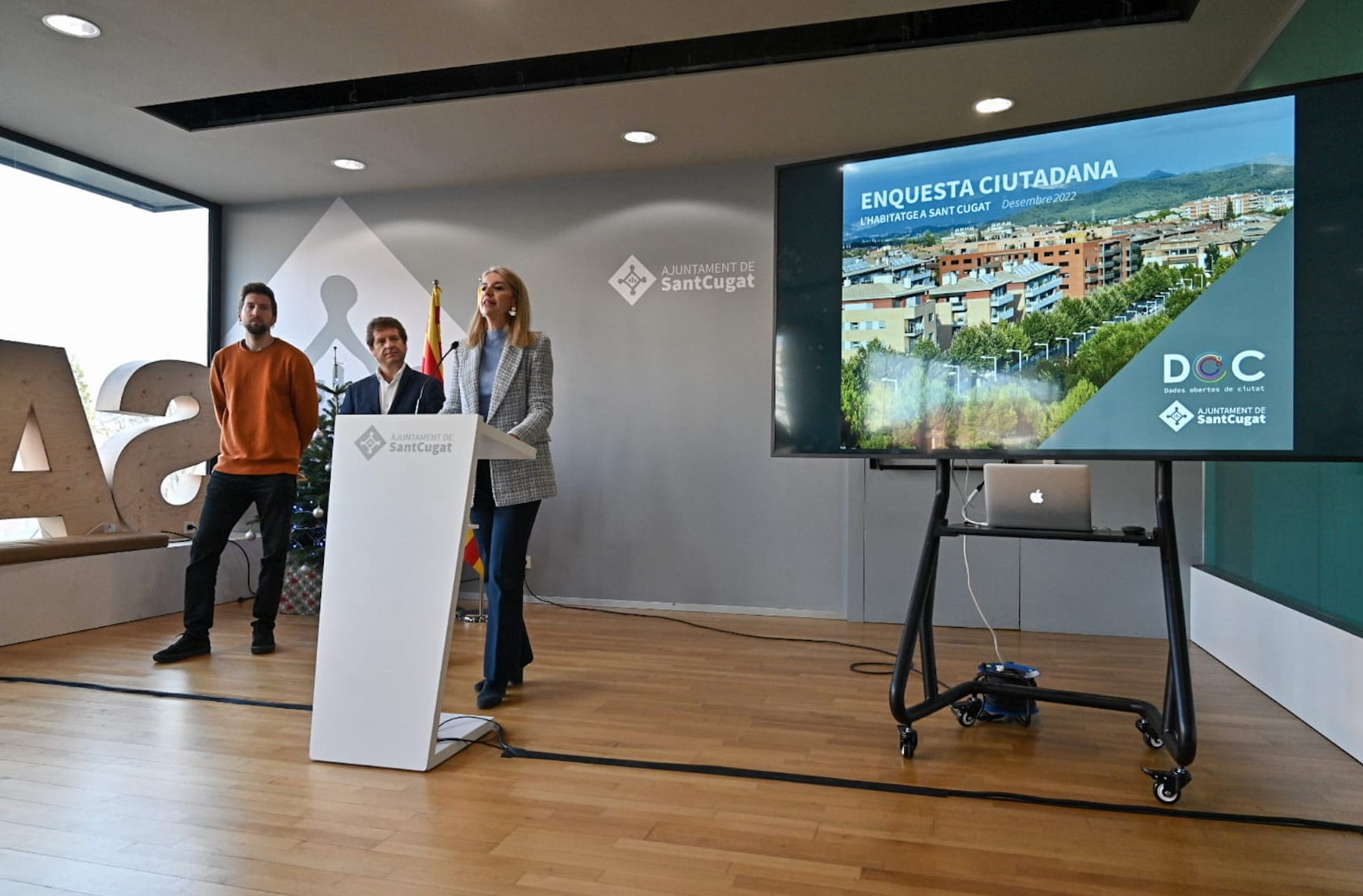 Presentació de l'enquesta sobre habitatge amb Mireia Ingla, Pere Soler i Marco Simarro (de dreta a esquerra) FOTO: Ajuntament
