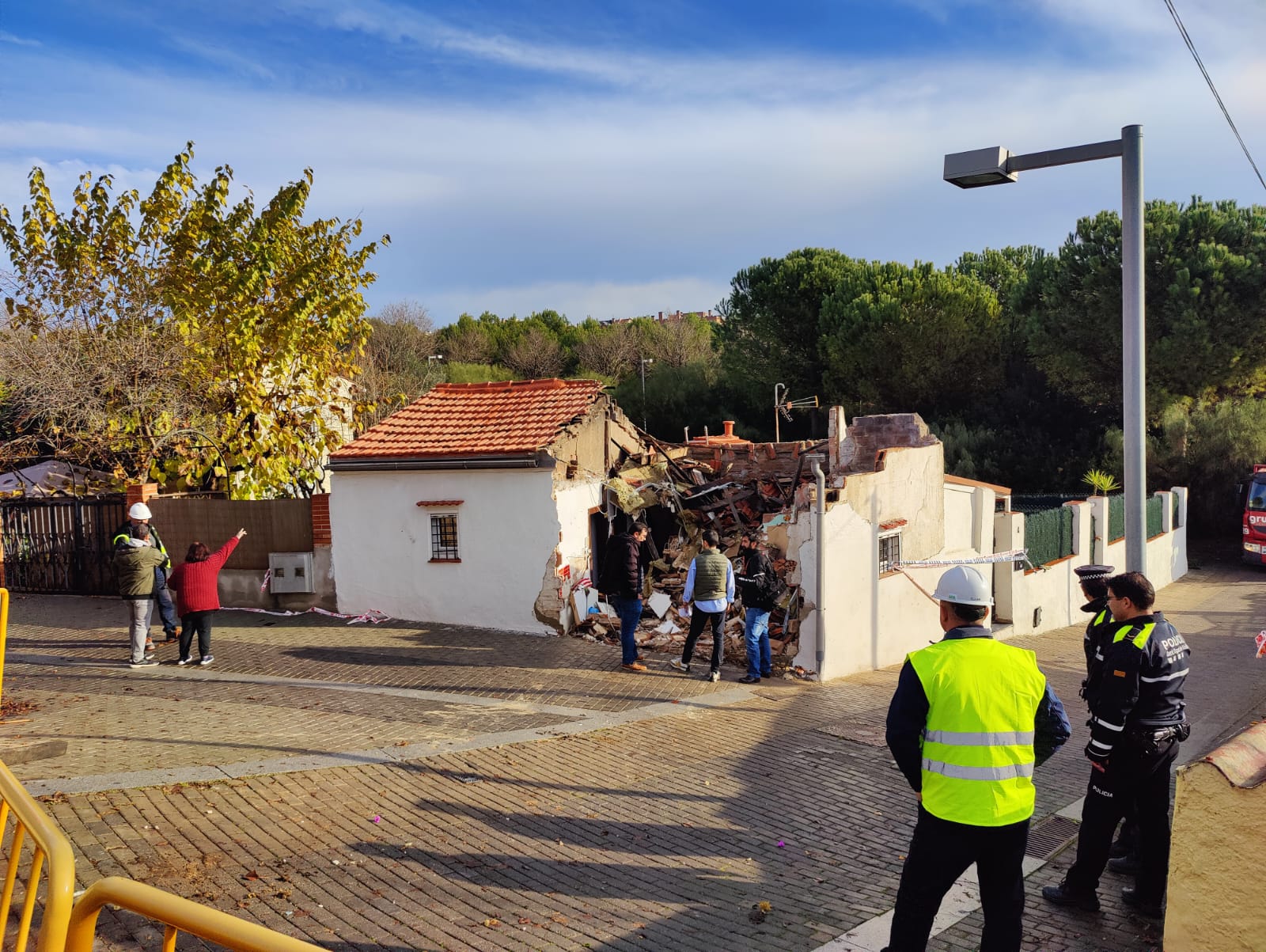 Aíxi ha quedat una casa de Sant Cugat després de l'impacte d'un camió de neteja i la seva posterior retirada. FOTO: Bernat Millet.