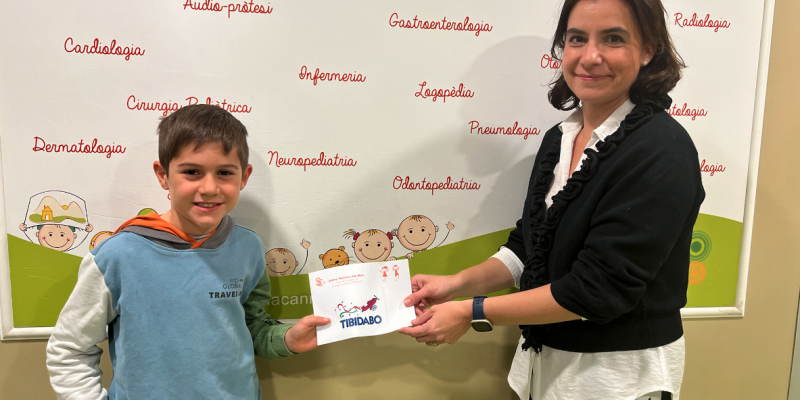 Marc Gilabert, guanyador del concurs de Postals de Nadal del TOT i Bea García del Centre Sanitari Can Mora