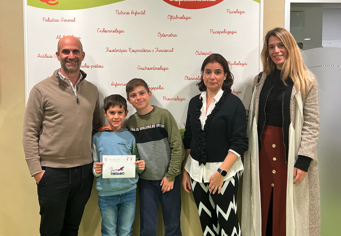 La família de Marc Gilabert (al centre), Bea García, del Centre Sanitari Can Mora, i Laura Grau, del TOT Sant Cugat. FOTO: TOT