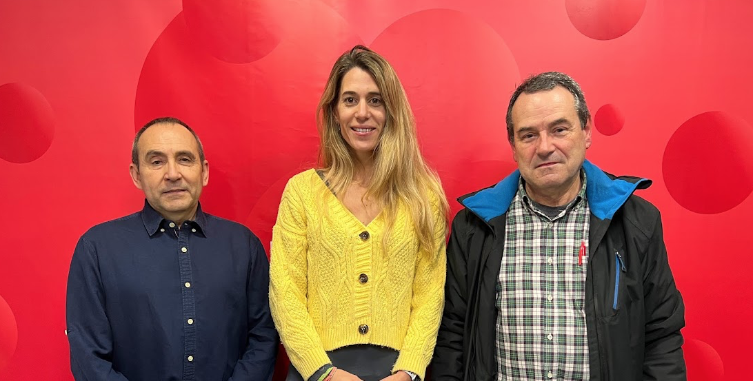 Francesc Robert (esquerra), Laura Grau i Rafa Robledo (dreta), en la renovació del conveni amb la Coordinadora d'Entitats Esportives Sant Cugat. FOTO: TOT Sant Cugat